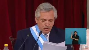 Alberto Fernández leyendo su discurso en el Congreso 