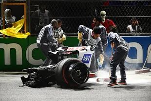 Comisarios limpian la pista luego del accidente de Mick Schumacher durante la clasificación del Gran Premio de Arabia Saudita