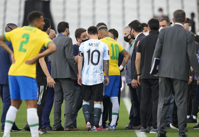 Autoridades brasileñas suspenden el juego entre Brasil y Argentina al minuto 6; piden el retiro de cuatro jugadores argentinos
