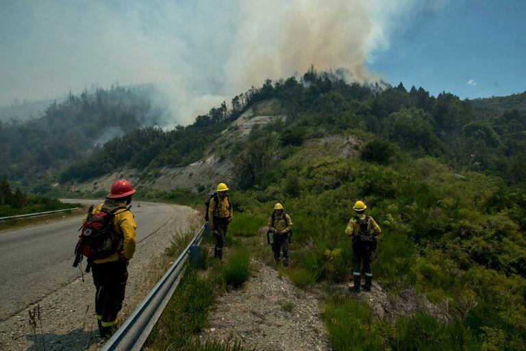 Los bomberos siguen luchando contra los incendios en la zona del Cañadon de la Mosca a 60 km. de la ciudad de Bariloche