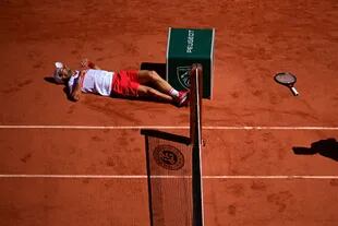El serbio Novak Djokovic, tras una fea caída en el comienzo del partido