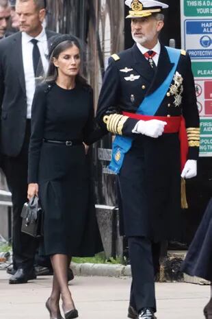 Los reyes Letizia y Felipe VI de España: él con uniforme militar y la insignia de la Orden de la Jarretera, de la que es caballero desde 2017, y ella con vestido Carolina Herrera, tocado con velo de Cherubina y pendientes Chanel de oro blanco y diamantes.