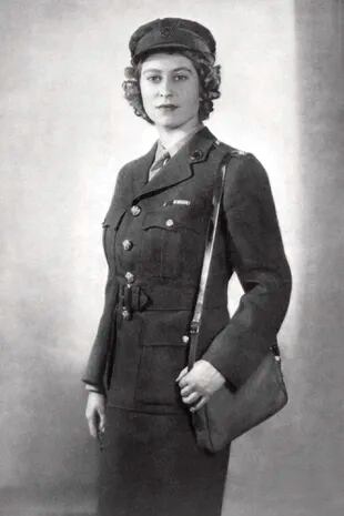 Isabel persuadió a su padre para que le permitiera unirse al Servicio Territorial Auxiliar –el cuerpo femenino del ejército–, donde se formó como conductora y mecánica. Muy rápido alcanzó el rango de comandante junior honorario.