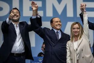 Matteo Salvini, Silvio Berlusconi y Giorgia Meloni, en el cierre de campaña del jueves en Roma