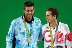 En el podio de los Juegos Olímpicos de Río de Janeiro 2016: Del Potro, con la medalla plateada, y Murray, con la de oro.