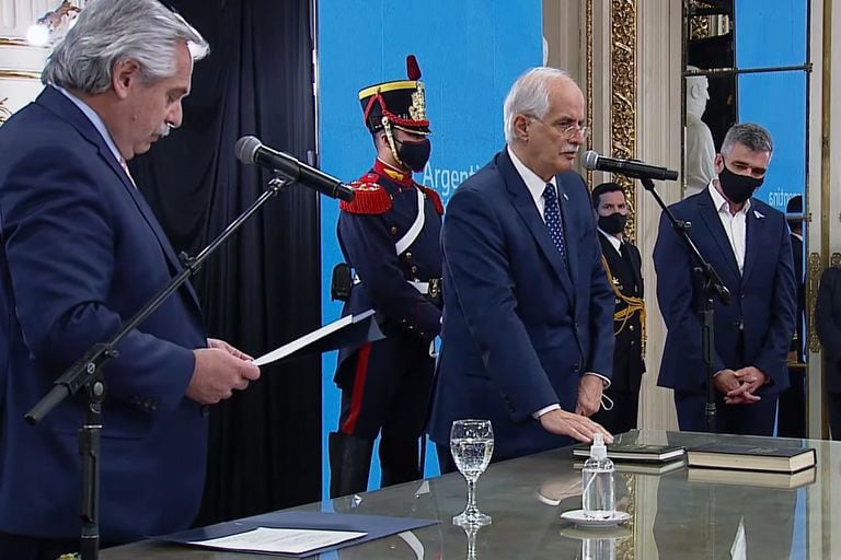 Alberto Fernández les tomó juramento a los nuevos ministros Taiana y Zabaleta