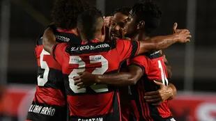 Flamengo pasó gracias a tres golazos