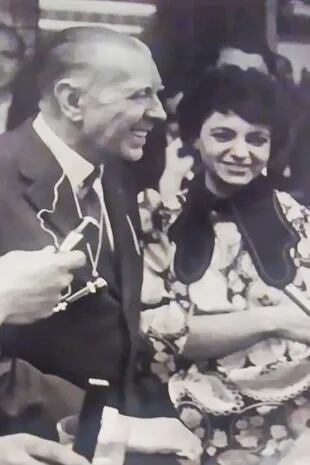 Jorge Luis Borges con Luisa Valenzuela, en Nueva York, en 1970, una década antes de la historia que relata en esta columna