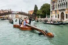 Un violín gigante surca las aguas de Venecia con un mensaje de renacimiento