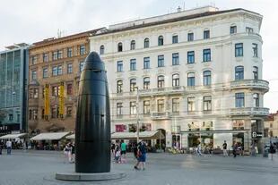 El nuevo reloj de granito negro con forma de proyectil en Brno