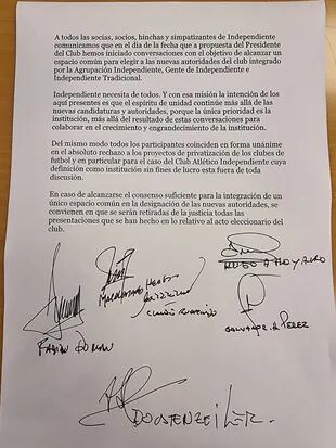 El acta que firmaron ayer entre los principales dirigentes de Independiente en busca de una unidad