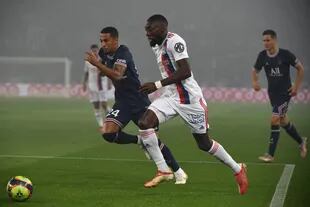 Karl Toko Ekambi encarando con pelota dominada por el sector izquierdo de la cancha para Lyon
