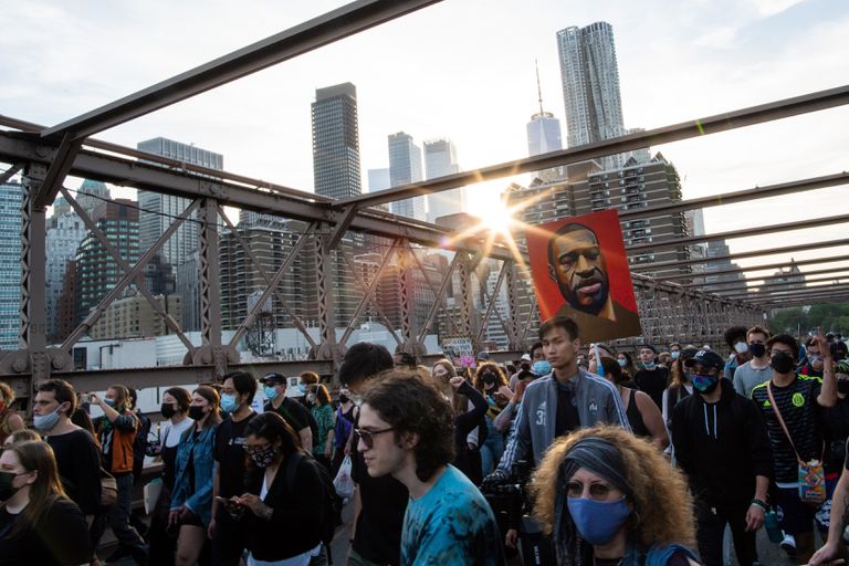 Manifestantes marchan en el Brooklyn Bridge en el aniversario de la muerte de George Floyd