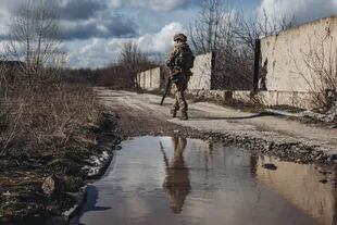 Un soldado del ejército ucraniano camina por la línea del frente en Avdiivka, Oblast de Donetsk