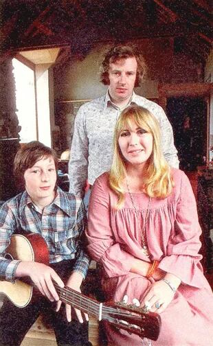 Cynthia Powell junto a su hijo Julian Lennon y a  quien fue su tercer marido, John Twist