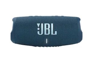 A prueba de agua. El JBL Charge 5 ofrece hasta 20 horas de reproducción y se puede conectar a otros altavoces portátiles para amplificar su sonido ($32.999)