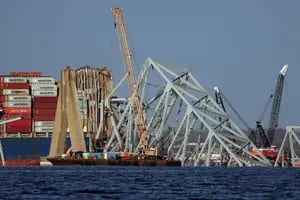 Llega la grúa más grande del este de EE.UU. para quitar los escombros del puente derribado