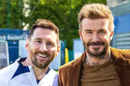 Messi junto a Beckham, cuando lo fue a visitar en un entrenamiento del PSG