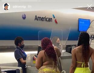 Un usuario compartió una foto de dos mujeres en bikini en el aeropuerto de Miami