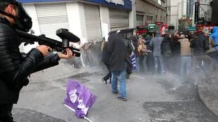 La policía turca reprimió ayer a manifestantes que reclamaban la libertad de periodistas y políticos kurdos