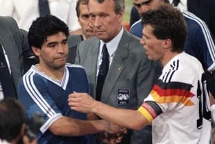 El capitán germano saluda al argentino tras la final en el Olímpico de Roma; fueron amigos del fútbol, pero Matthäus no teme afirmar que los alemanes temían más a Caniggia que a Diego Maradona en aquel Mundial de Italia.