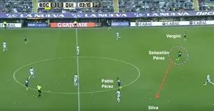 Sebastián Pérez, como primer pase de ataque; en este caso buscando al lateral izquierdo, Jonathan Silva