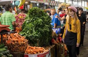  Parvas de porotos frescos, espinacas y zanahorias en un puesto de vegetales del Mercado de la Vega Central.