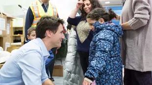 El primer ministro canadiense, Justin Trudeau, con una refugiada siria en Canadá