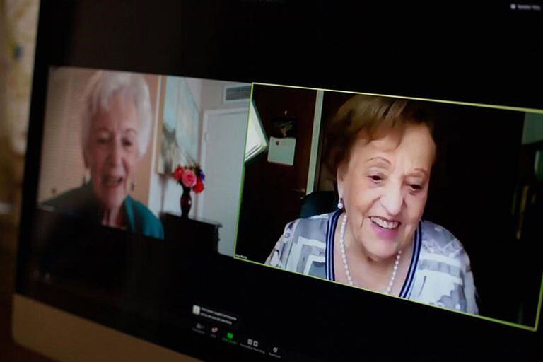 Betty Grebenschikoff, izquierda, 91, se reúne con Ana María Wahrenberg, 91, en una llamada de Zoom. Las dos sobrevivientes del Holocausto eran grandes amigas que crecieron en Alemania y se han estado buscando durante más de 80 años.