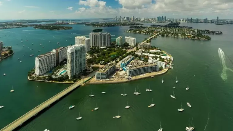 Construidas a principios del siglo XX, las propiedades en las seis islas venecianas de Miami se vendieron mientras aún estaban bajo el agua