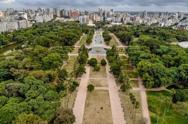 Vista del Parque da Redencao, en Porto Alegre, casi vacío por el avance del coronavirus