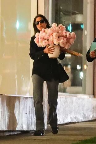 Si bien no se sabe cómo celebraron Ines de Ramon y Brad Pitt este primer San Valentín juntos, lo cierto es que la diseñadora de joyas recibió un regalo muy especial por parte de su novio en este día: un ramo de flores rosas gigante que se encargó de recibir en persona en su oficina. Los paparazzi la descubrieron rumbo a su casa la salida de su oficina, con el presente a cuestas