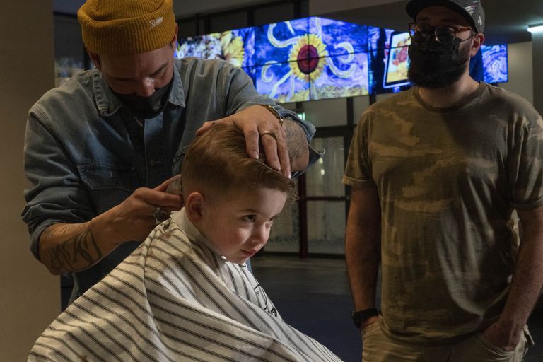 Singular protesta de peluqueros y manicuras en Holanda