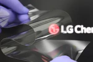 LG creó un protector para pantallas plegables que es duro como el cristal, flexible como el plástico