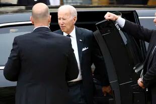Biden baja de "La Bestia" a su llegada al funeral