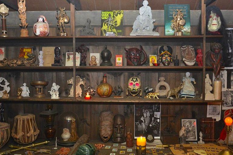 Las estanterías del lugar están repletas de máscaras, estatuillas, calaveras y otros objetos relacionados con la magia negra y las artes oscuras