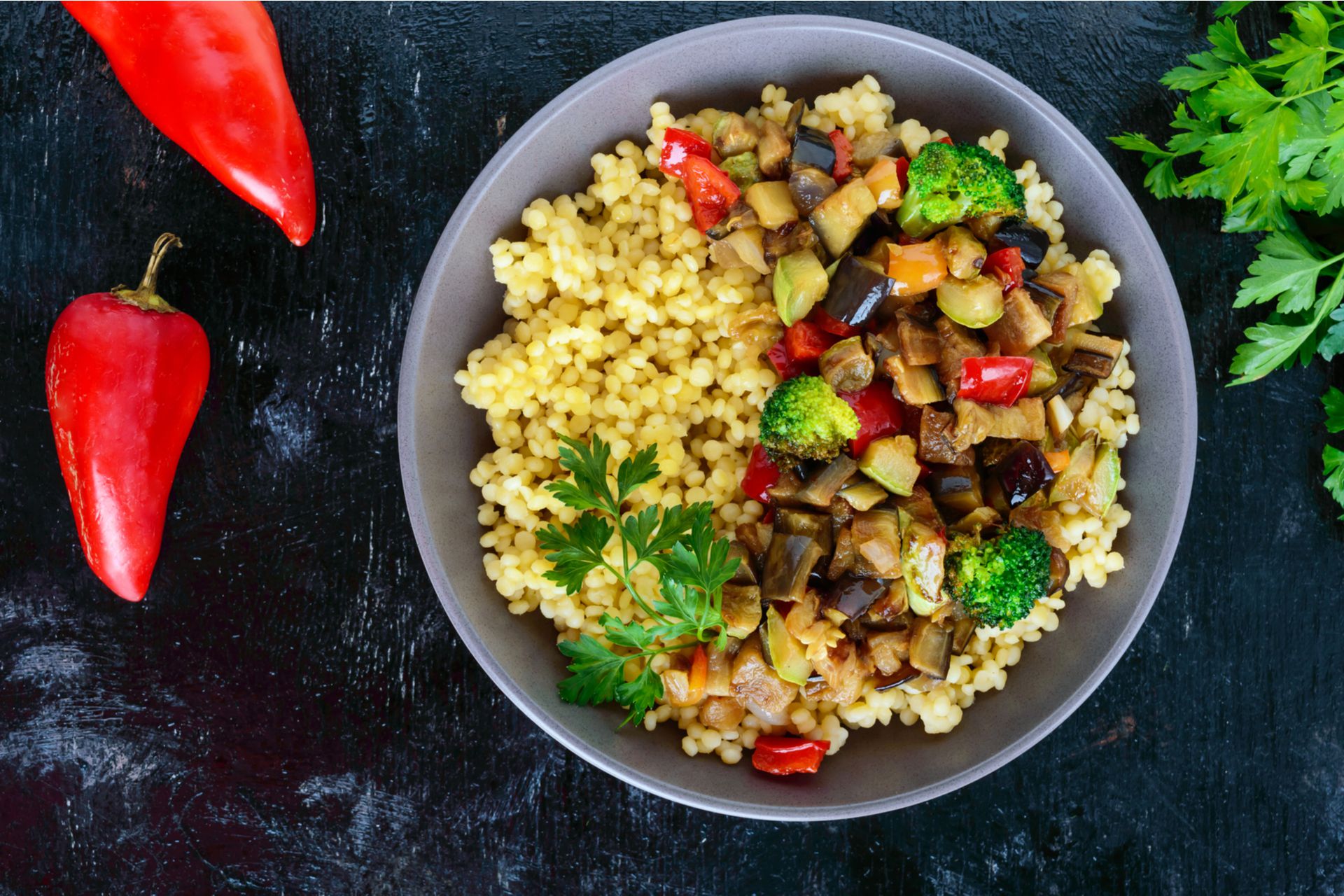 Cuscús amarillo con curry y vegetales