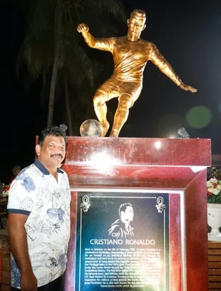Michael Lobo junto a la estatua de CR7
