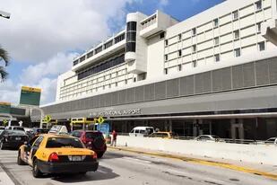 El aeropuerto de Miami se prepara para alcanzar un récord este fin de semana largo en EE.UU.