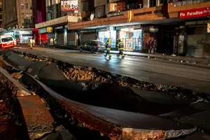 Las impresionantes imágenes de una explosión en las calles de Sudáfrica