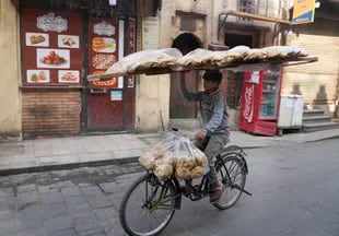 Un vendedor de baladis, un pan egipcio tradicional, en El Cairo, Egipto, que es el mayor importador de trigo en el mundo