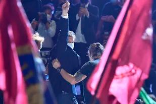 El presidente electo de Chile, Gabriel Boric, de la coalición "Apruebo la Dignidad", celebra su victoria en la segunda vuelta de las elecciones presidenciales, en Santiago, Chile, el domingo 19 de diciembre de 2021.