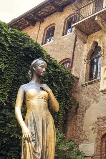 El balcón de Julieta, en Verona, un mito que el turismo sostiene con fervor