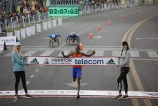 El keniata Victor Kipchirchir cruza la meta en primer lugar y se convierte en el ganador de la Maratón de Buenos Aires