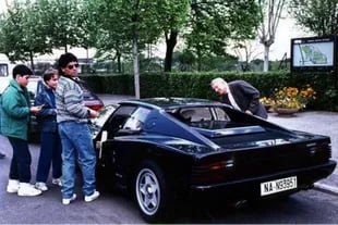 Diego y la Testarossa negra con motor boxer de 12 cilindros, según Ferrari, aunque se trataba de un V12 a 180 grados. Fue subastada en 2014 por el segundo dueño, que recibió 250.000 euros. El coche tenía 20.000 kilómetros.