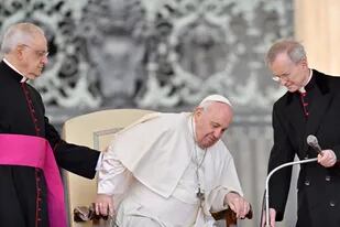 El papa Francisco se sometió a una revisión médica por los dolores en su rodilla derecha