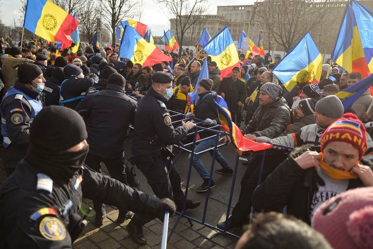 Manifestantes intentaron tomar por asalto el Parlamento rumano en una protesta contra el pase sanitario en Rumania