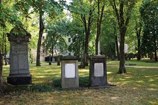 No está en el mapa, pero en la Kleine Rosenthaler Str. está este cementerio con viejos monumento de piedra y árboles gigantescos.
