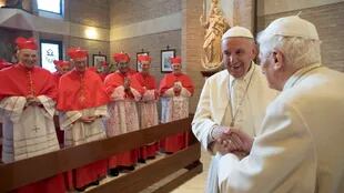 Francisco, ayer, al presentarle a Benedicto XVI a los nuevos cardenales, en el Vaticano