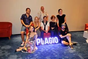 José María Muscari junto al elenco de su nueva obra, Plagio